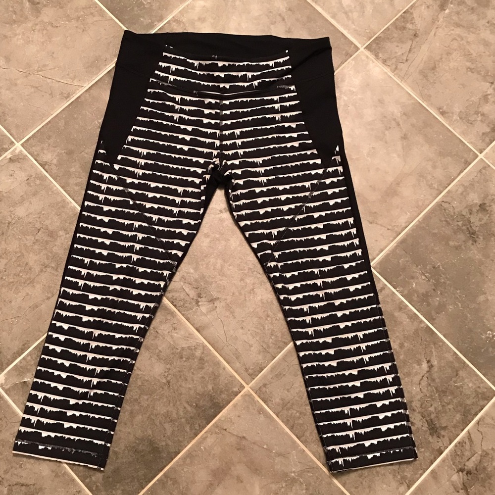 Under Armour Black & White Capri Leggings- Size L